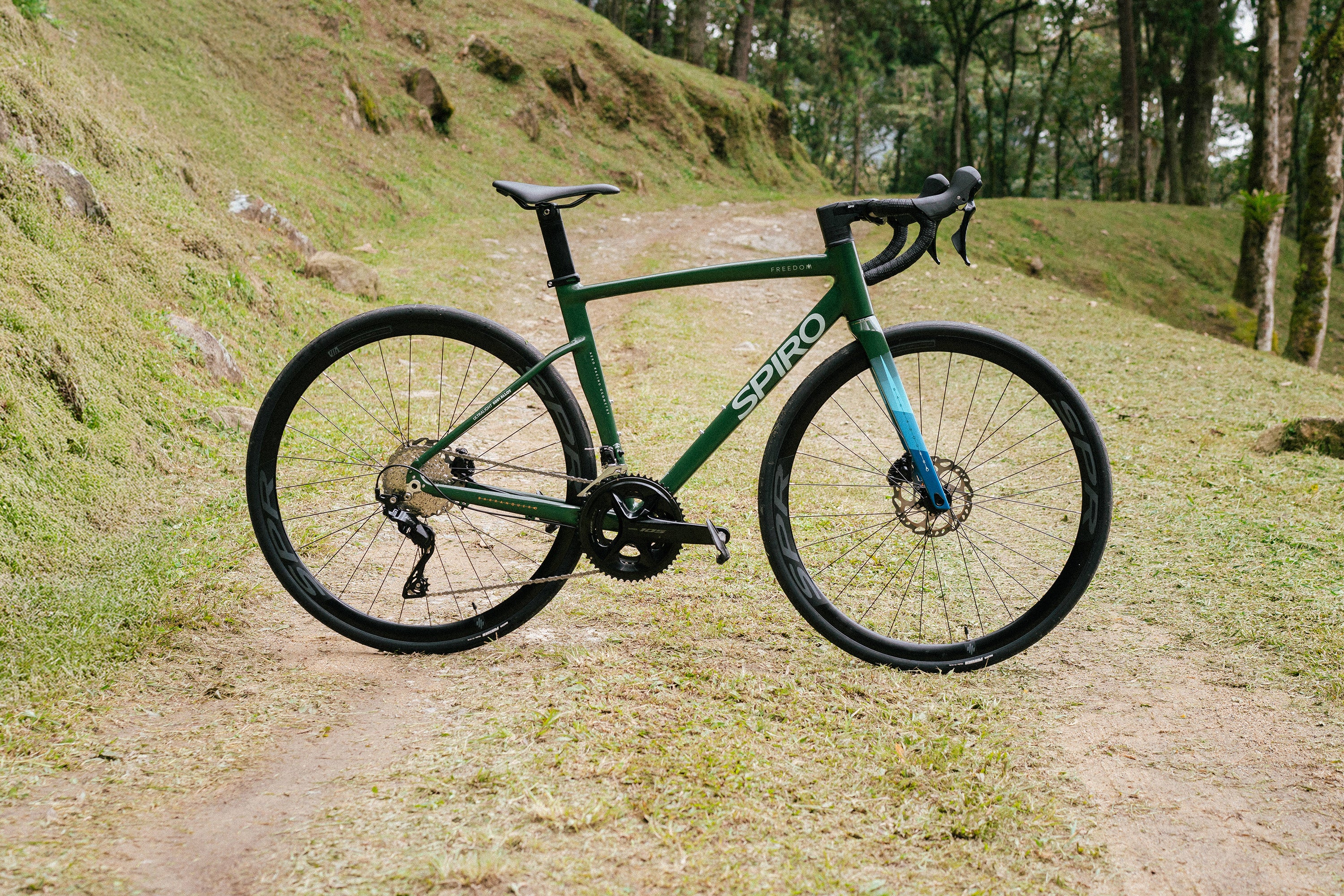 Bicicleta de ruta FREEDOM en aluminio con tenedor en carbono y Shimano 105 de 2x12 vel. - Image 4