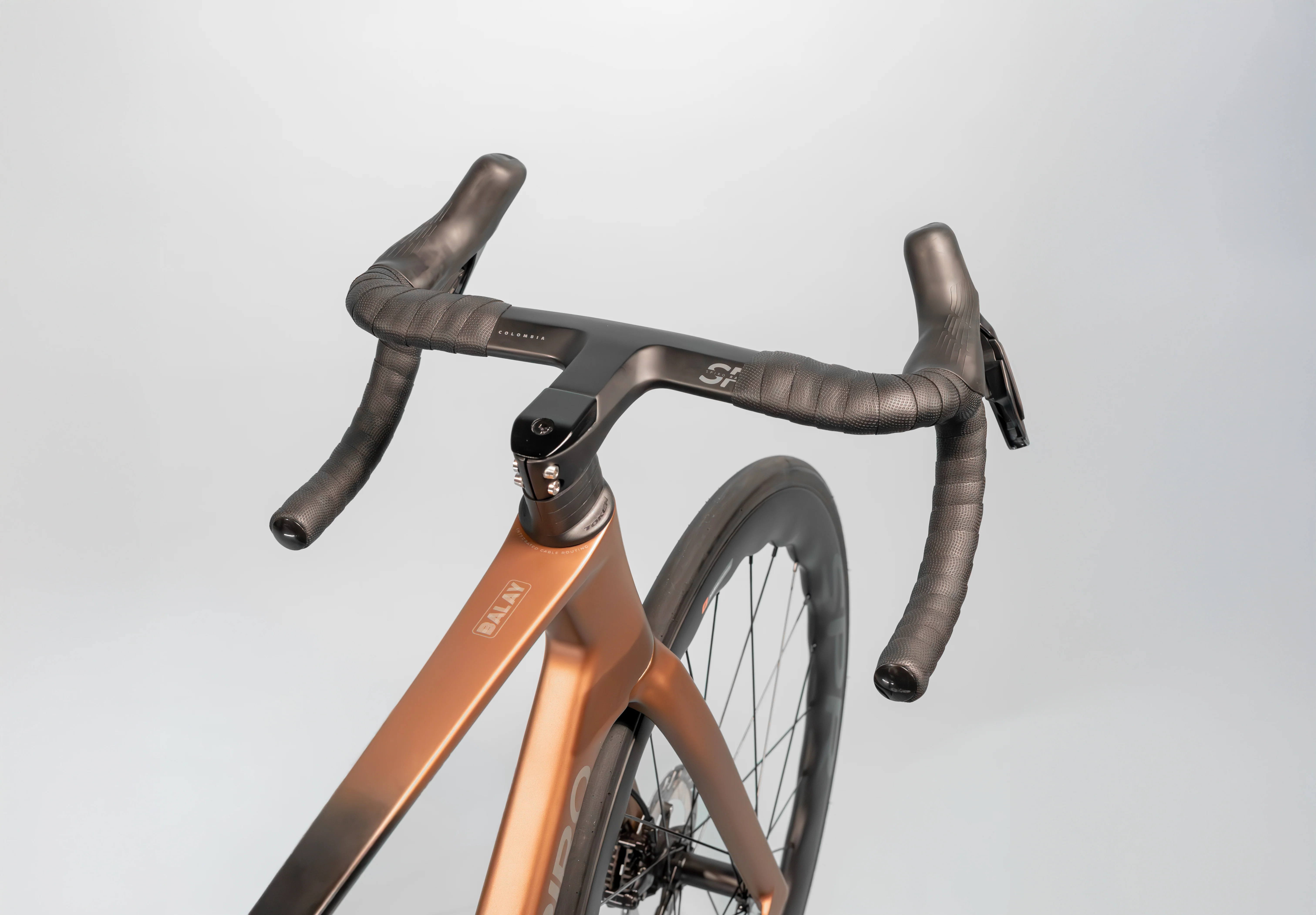 Bicicleta de ruta LEGEND SL en carbono Shimano 105 - Image 9